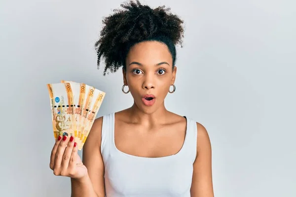 Jong Afrikaans Amerikaans Meisje Houden Filippijnse Peso Bankbiljetten Bang Verbaasd — Stockfoto
