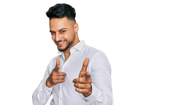 Junger Arabischer Mann Lässiger Kleidung Der Mit Dem Finger Die — Stockfoto