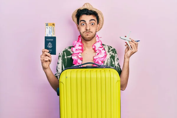 Joven Hombre Hispano Con Estilo Veraniego Lei Hawaiano Con Pasaporte —  Fotos de Stock