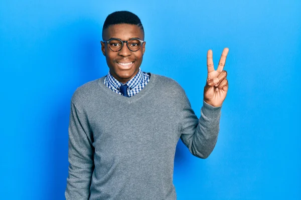 Jovem Afro Americano Vestindo Estilo Negócios Óculos Sorrindo Com Rosto — Fotografia de Stock