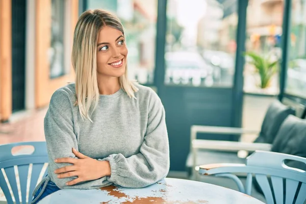 Jovem Loira Sorrindo Feliz Sentado Mesa Café — Fotografia de Stock