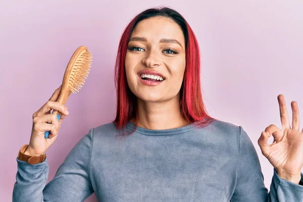 Jonge Blanke Vrouw Met Haar Kam Doet Teken Met Vingers — Stockfoto