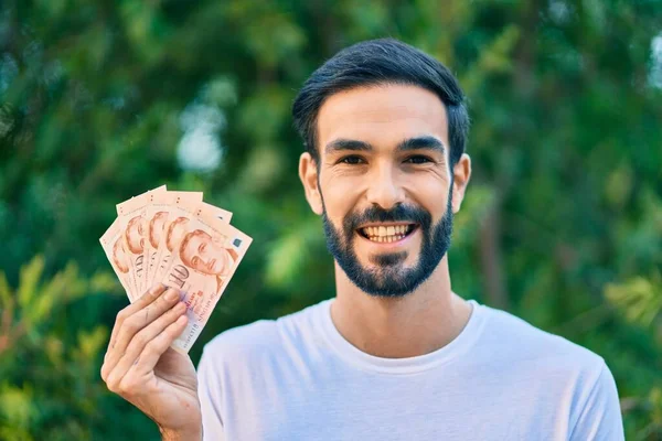 Joven Hispano Sonriendo Feliz Sosteniendo Billetes Lira Turca Parque — Foto de Stock