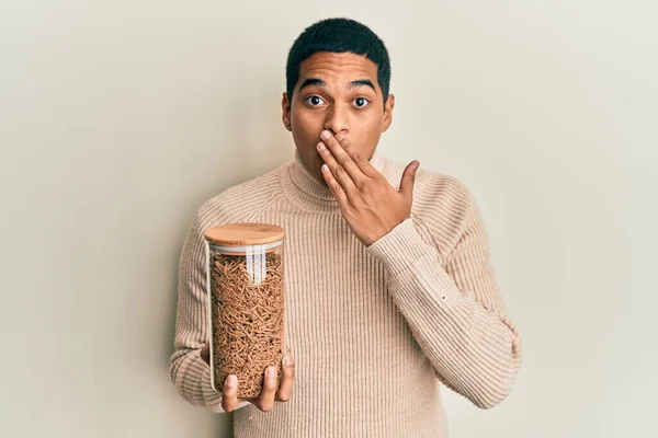 Joven Hombre Hispano Guapo Sosteniendo Frasco Cereales Integrales Saludables Cubriendo — Foto de Stock