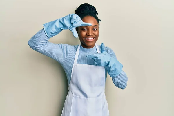 Mujer Afroamericana Con Pelo Trenzado Usando Delantal Más Limpio Guantes —  Fotos de Stock