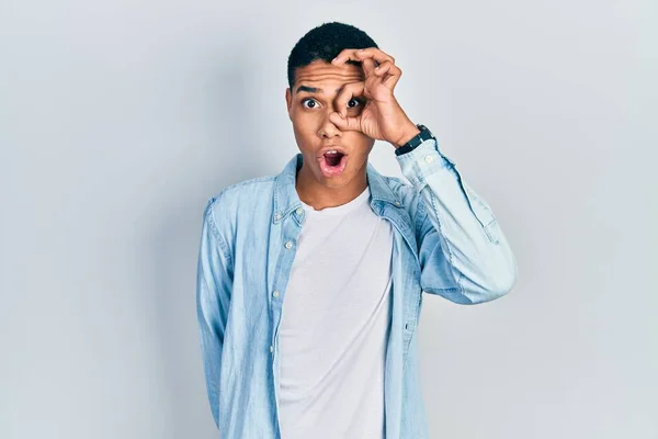 Junge Afrikanisch Amerikanische Kerl Lässiger Kleidung Tun Geste Schockiert Mit — Stockfoto