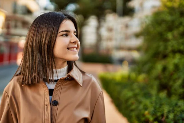 Genç Güzel Esmer Kadın Dışarıda Mutlu Bir Şekilde Gülümsüyor — Stok fotoğraf