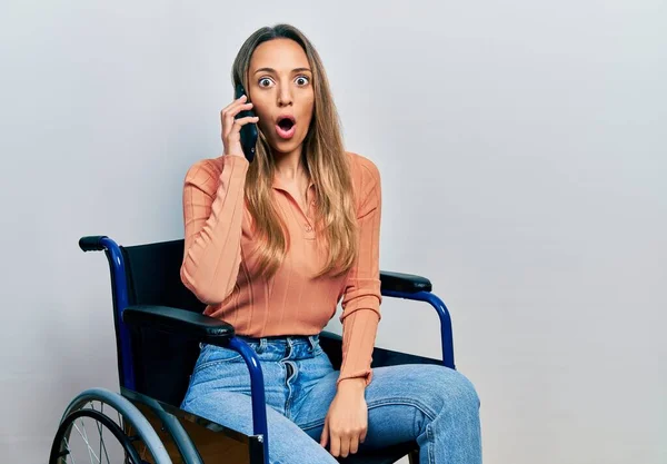 Mulher Hispânica Bonita Sentada Cadeira Rodas Falando Telefone Assustada Espantada — Fotografia de Stock