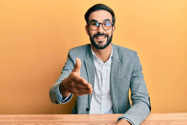 Jonge Spaanse Man Die Werkt Kantoor Glimlachend Vriendelijk Aanbieden Van — Stockfoto