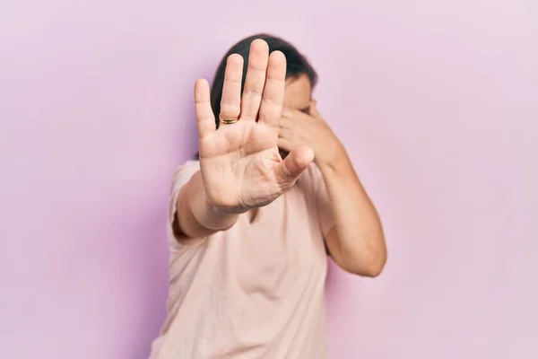 Femme Hispanique Moyen Âge Portant Des Vêtements Décontractés Couvrant Les — Photo