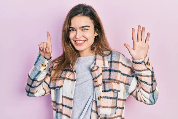 Joven Chica Caucásica Con Ropa Casual Mostrando Señalando Hacia Arriba — Foto de Stock