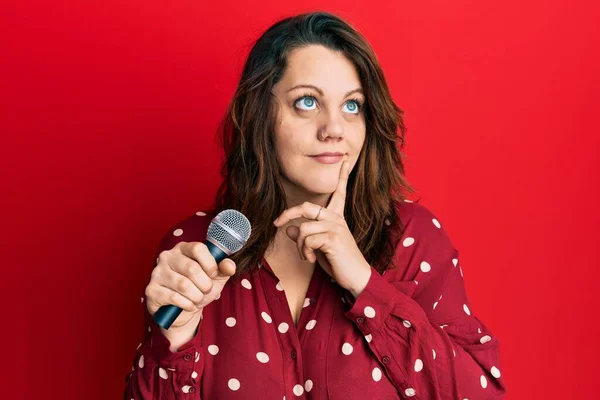 Giovane Donna Caucasica Che Canta Canzoni Usando Microfono Faccia Seria — Foto Stock