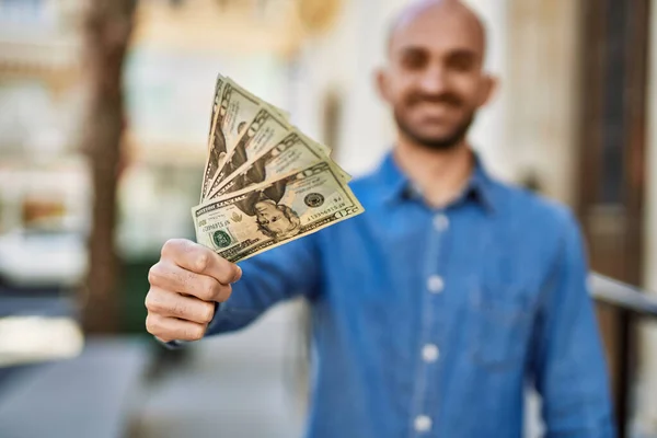 Νεαρός Ισπανός Χαμογελάει Χαρούμενος Κρατώντας Δολάρια Στην Πόλη — Φωτογραφία Αρχείου