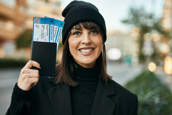 Νεαρή Ισπανίδα Χαμογελαστή Χαρούμενο Διαβατήριο Και Κάρτα Επιβίβασης Στην Πόλη — Φωτογραφία Αρχείου