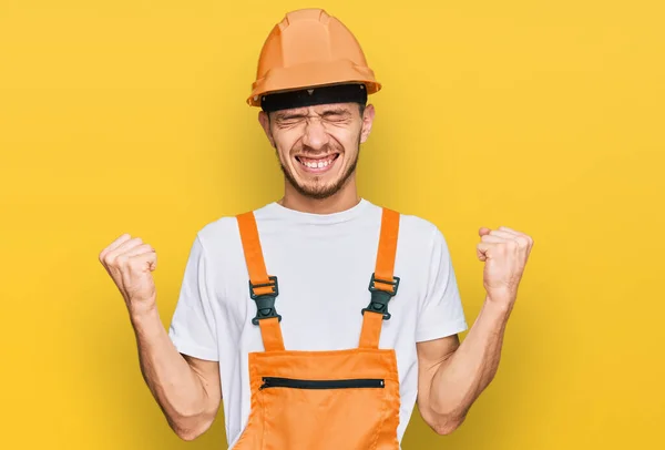 Joven Hispano Vistiendo Uniforme Manitas Sombrero Seguridad Muy Feliz Emocionado —  Fotos de Stock