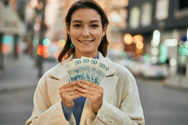 Młoda Latynoska Uśmiechnięta Szczęśliwa Trzymając Mieście Polskie Złote Banknoty — Zdjęcie stockowe