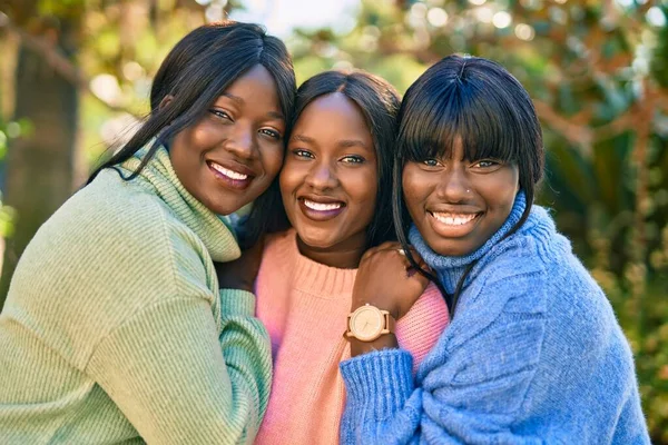 Drie Afrikaanse Amerikaanse Vrienden Glimlachen Gelukkig Knuffelen Het Park — Stockfoto