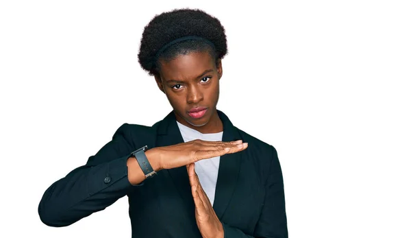 Jovem Afro Americana Vestindo Roupas Negócios Fazendo Tempo Fora Gesto — Fotografia de Stock