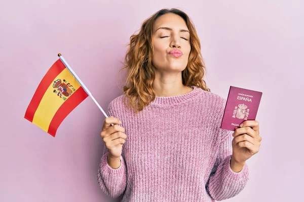 Młoda Kaukaska Kobieta Hiszpańską Flagą Paszportem Patrząca Kamerę Dmuchająca Pocałunek — Zdjęcie stockowe