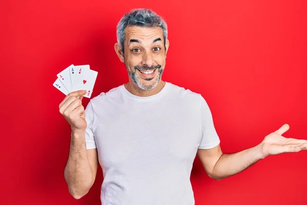 Bonito Homem Meia Idade Com Cabelos Grisalhos Segurando Cartas Poker — Fotografia de Stock