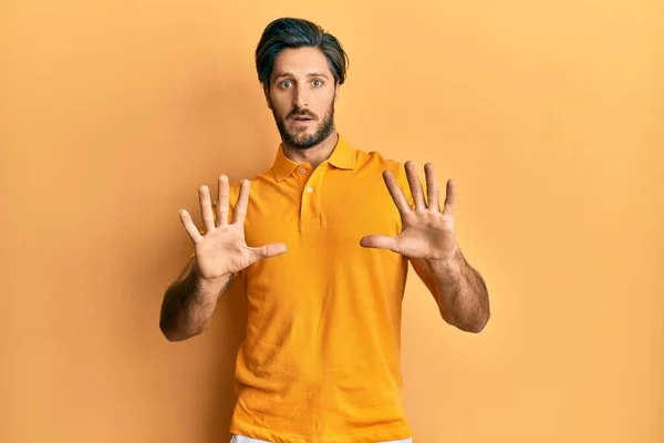 Joven Hispano Vistiendo Una Camiseta Amarilla Casual Asustado Aterrorizado Por — Foto de Stock