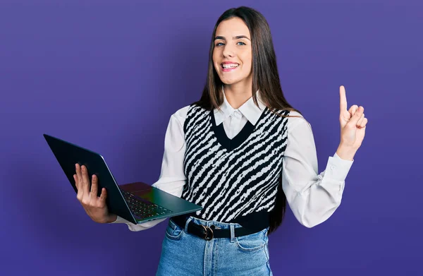 Junge Brünette Teenager Arbeiten Mit Computer Laptop Lächelnd Mit Einer — Stockfoto
