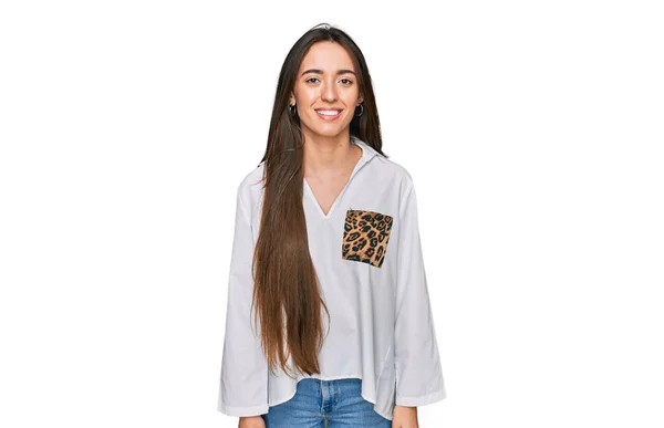 Menina Hispânica Jovem Vestindo Roupas Casuais Com Sorriso Feliz Legal — Fotografia de Stock