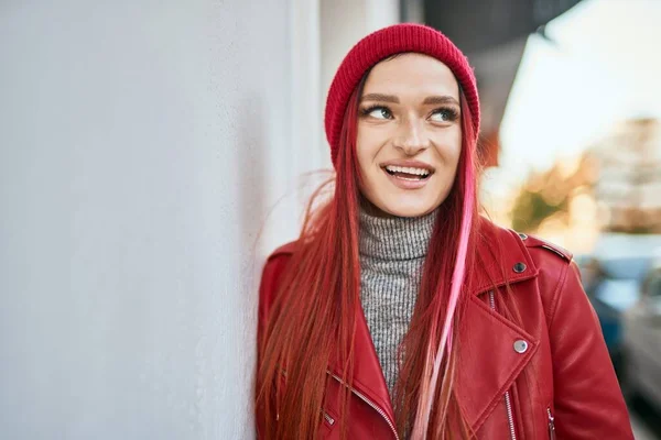 Jong Kaukasisch Meisje Glimlachen Gelukkig Staan Stad — Stockfoto