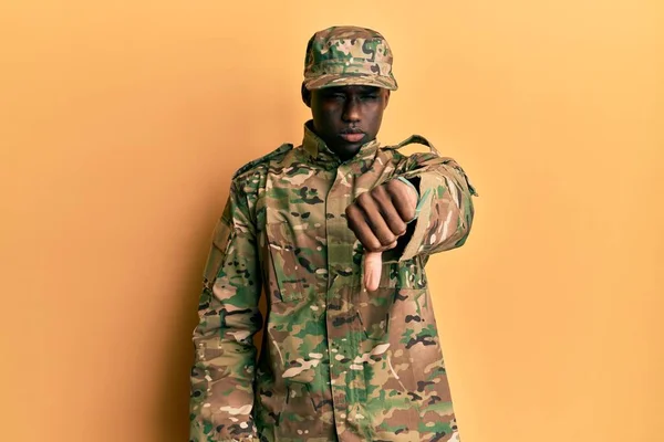 Fiatal Afro Amerikai Férfi Katonai Egyenruhát Visel Boldogtalannak Dühösnek Tűnik — Stock Fotó