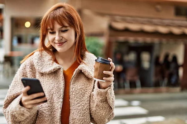 Jeune Fille Rousse Souriant Utilisant Smartphone Boire Café Ville — Photo