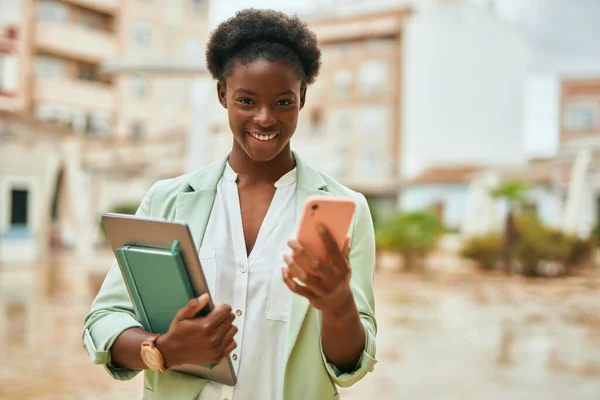 Genç Afrikalı Amerikalı Kadını Şehirde Akıllı Telefon Kullanarak Mutlu Bir — Stok fotoğraf