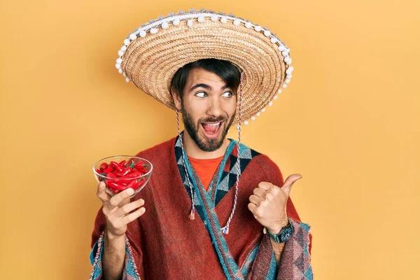 Jonge Spaanse Man Draagt Mexicaanse Hoed Met Chili Duim Naar — Stockfoto