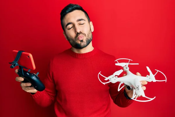 Jovem Hispânico Segurando Drone Controle Remoto Com Smartphone Olhando Para — Fotografia de Stock