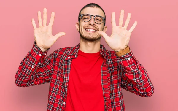 Hispanic Young Man Wearing Casual Clothes Showing Pointing Fingers Number — Stock Photo, Image