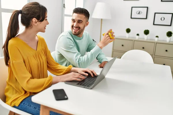 Joven Pareja Hispana Usando Laptop Smartphone Bebiendo Café Casa — Foto de Stock