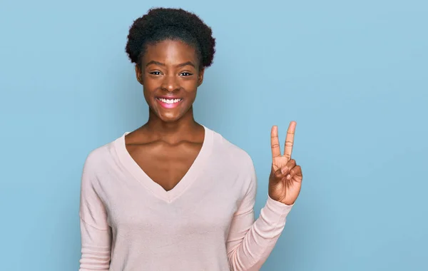 Jovem Afro Americana Vestindo Roupas Casuais Mostrando Apontando Para Cima — Fotografia de Stock