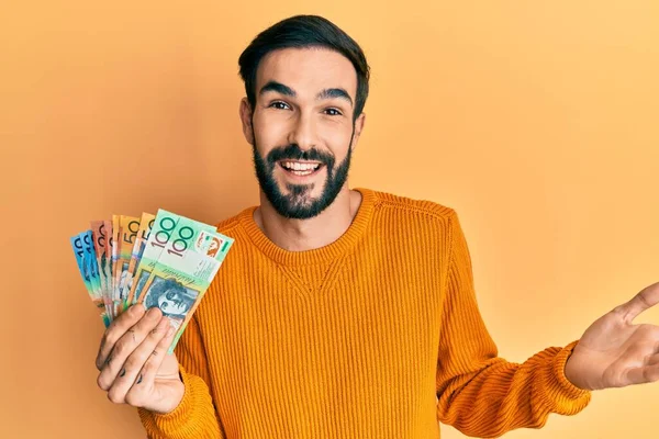 Joven Hispano Sosteniendo Dólares Australianos Celebrando Logros Con Sonrisa Feliz — Foto de Stock