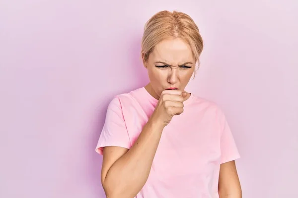 Jonge Blonde Vrouw Draagt Casual Roze Shirt Gevoel Onwel Hoesten — Stockfoto