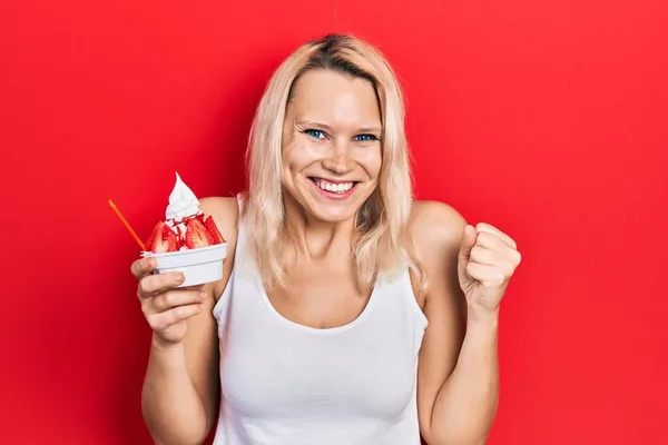 Mooie Kaukasische Blonde Vrouw Eten Aardbei Ijs Schreeuwen Trots Vieren — Stockfoto