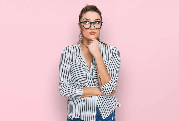 Ung Kaukasisk Kvinna Bär Affärströja Och Glasögon Med Handen Hakan — Stockfoto