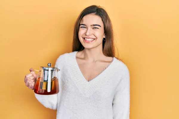 Elinde Çay Kavanozu Tutan Genç Beyaz Kız Pozitif Mutlu Görünüyor — Stok fotoğraf