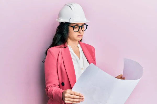 Vacker Mellanöstern Kvinna Tittar Papper Ritningar Bär Skyddshjälm Deprimerad Och — Stockfoto