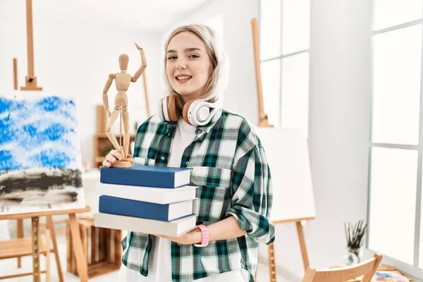 Giovane Studentessa Artista Sorridente Felice Utilizzando Cuffie Tenendo Libri Studio — Foto Stock