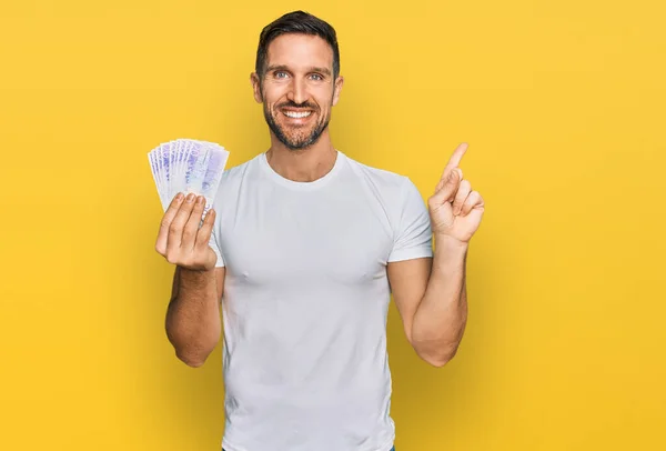 Hombre Guapo Con Barba Sosteniendo Billetes Coronas Suecas Sonriendo Feliz — Foto de Stock