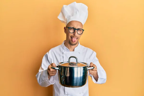 Καραφλός Άνθρωπος Γενειάδα Φορώντας Επαγγελματική Μαγείρισσα Κρατώντας Κατσαρόλα Μαγείρεμα Κολλήσει — Φωτογραφία Αρχείου