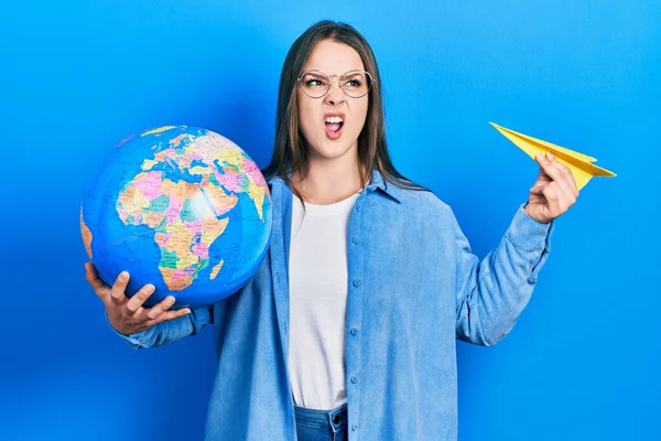 Ung Latinamerikansk Flicka Håller Papper Plan Och Världen Boll Arg — Stockfoto