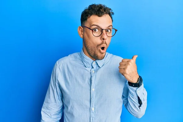 Young Hispanic Man Wearing Casual Clothes Glasses Surprised Pointing Hand — Stock Photo, Image