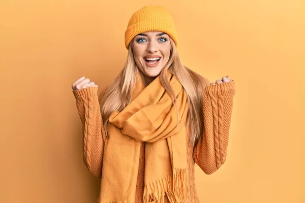 Young Caucasian Woman Wearing Wool Winter Sweater Cap Celebrating Surprised — Stock Photo, Image