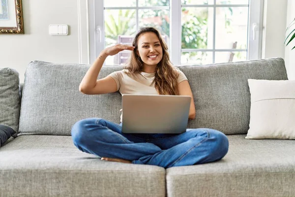 Vacker Ung Brunett Kvinna Sitter Soffan Med Hjälp Datorn Laptop — Stockfoto