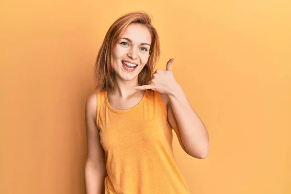 Mulher Branca Jovem Vestindo Estilo Casual Com Camisa Sem Mangas — Fotografia de Stock